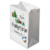 De kerstman komt naar de stad met kerstcadeaus medium cadeauzakje (Voorkant Gekanteld)