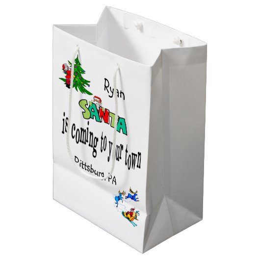 De kerstman komt naar de stad met kerstcadeaus medium cadeauzakje (Voorkant Gekanteld)