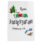 De kerstman komt naar de stad met kerstcadeaus medium cadeauzakje (Achterkant)