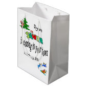 De kerstman komt naar de stad met kerstcadeaus medium cadeauzakje (Achterkant Gekanteld)