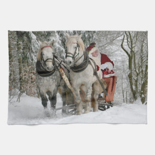 De kerstman rijdt in een paardje theedoek
