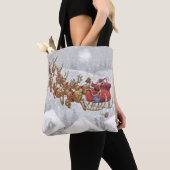 De kerstman rijdt op een slee met cadeaudoos tote bag (Dichtbij)