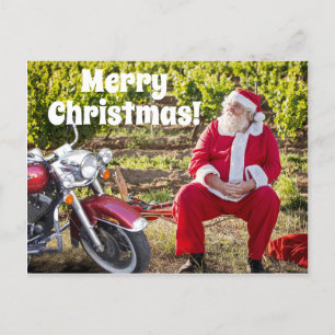 De kerstman rust met zijn kerst op de motorfiets briefkaart