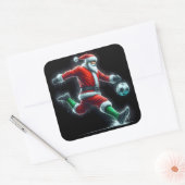 De Kerstman schopt een Voetbal in de sneeuw Vierkante Sticker (Envelop)