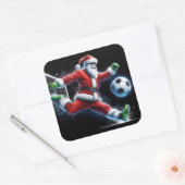 De Kerstman schopt een Voetbal in de winter Vierkante Sticker (Envelop)