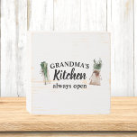 De keuken van de moderne grootmoeder is altijd ope houten kist print<br><div class="desc">Welkom in oma's Kitchen, waar liefde en warmte altijd op het menu staan! Verras je favoriete grootmoeder met dit charmante cadeauproduct van Zazzle. Of het nu voor Moederdag is, haar verjaardag, of gewoon om waardering voor het show, dit doordachte item is zeker om een glimlach op haar gezicht te brengen.Verras...</div>