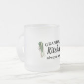 De keuken van de moderne grootmoeder is altijd ope matglas koffiemok (Voorkant links)