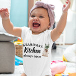 De keuken van de moderne grootmoeder is altijd ope romper<br><div class="desc">Welkom in oma's Kitchen, waar liefde en warmte altijd op het menu staan! Verras je favoriete grootmoeder met dit charmante cadeauproduct van Zazzle. Of het nu voor Moederdag is, haar verjaardag, of gewoon om waardering voor het show, dit doordachte item is zeker om een glimlach op haar gezicht te brengen.Verras...</div>