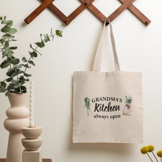 De keuken van de moderne grootmoeder is altijd ope tote bag