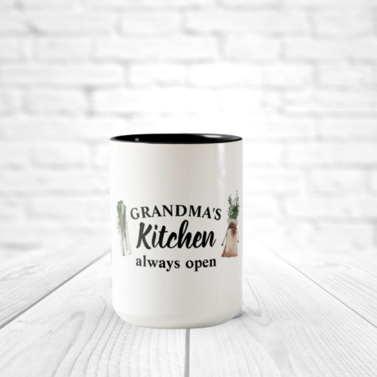 De keuken van de moderne grootmoeder is altijd ope tweekleurige koffiemok