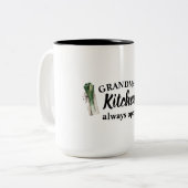 De keuken van de moderne grootmoeder is altijd ope tweekleurige koffiemok (Voorkant links)