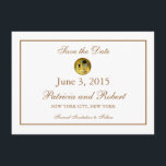 De Kiss Gustav Klimt Wedding | Datum opslaan Save The Date<br><div class="desc">Deze elegant sparen de kaart van de Datum maakt deel uit van de volledige trouwreeks van uitnodiging,  postzegel,  sparen de datum postzegel,  plaatskaarten,  lijstkaarten,  RSVP en meer voor de bruid en Groom onder de Kus door Gustav Klimt in Wedding Themes. Dit beroemde Art Nouveau-schilderij is perfect voor deze gelegenheid.</div>