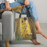 De Kiss Klimt Tote Bag<br><div class="desc">De Kiss Klimt Canvas tas - Deze opwindende tas is voorzien van het kunstwerk The Kiss van de Oostenrijkse schilder Gustav Klimt. Het kunstwerk van 1907 schildert een paar af dat in intimiteit wordt gesloten, terwijl de rest van het schilderij in een het glansende, extravagante vlakke patroon lost. Stijl omhoog...</div>