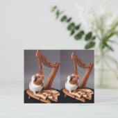 De Kleine Harpist – Whimsicale Cavia Postkaart (Staand voorkant)