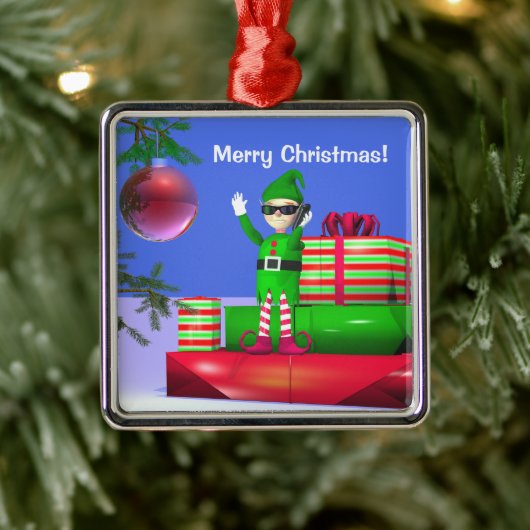 De kleine Kerstmis Elf die op cadeaus staat Metalen Ornament (Boom)