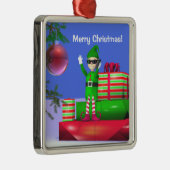 De kleine Kerstmis Elf die op cadeaus staat Metalen Ornament (Rechts)
