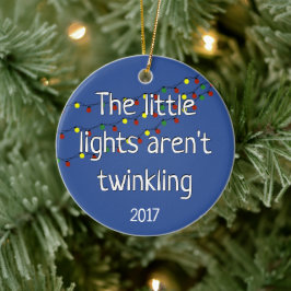 De kleine lichten zijn niet twinkelend keramisch ornament