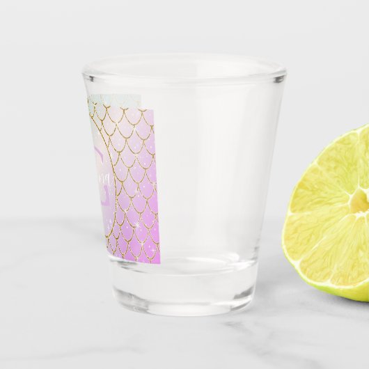 De kleine zeemeermin. Golden schalen op een roze,  Shot Glas (Rechts)