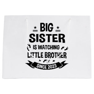 De kleine zus zorgt voor de grote broer in groot cadeauzakje