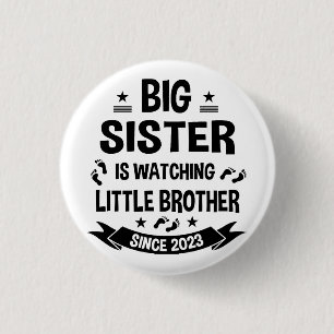 De kleine zus zorgt voor de grote broer in ronde button 3,2 cm
