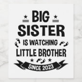 De kleine zusje zorgt voor de grote broer in wijn etiket (Enkel label)