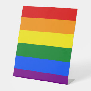 De kleuren van de regenboog reclamebord met voetstuk