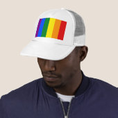 De kleuren van de regenboog trucker pet (In situ)