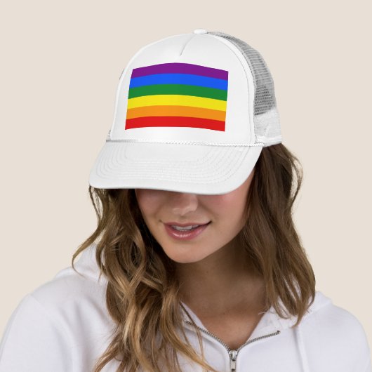 De kleuren van de regenboog trucker pet (In situ)