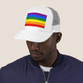 De kleuren van de regenboog trucker pet (In situ)