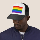 De kleuren van de regenboog trucker pet (In situ)