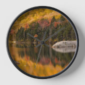 De kleuren van de val weerspiegelen op Beaver Pond (Voorkant)