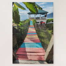 De kleurrijke loopbrug