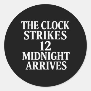 De klok slaat 12 middernacht arriveert meme _2 ronde sticker