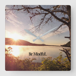 de klok van de yoga-kamer is vol