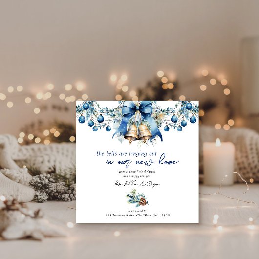 De klokken luiden het nieuwe blauwe kerstadres uit feestdagenkaart