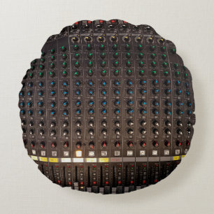 De knoop op de audiomixer rond kussen