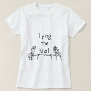 De knoop van het T-shirt vastbinden