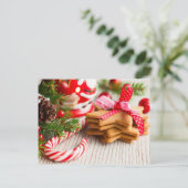 De koekjes van Kerstmis met feestelijke decoratie Feestdagenkaart (Staand voorkant)