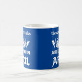 DE KOELSTE CHICKS ZIJN GEBOREN OP APRIL - verjaard Koffiemok (Center)