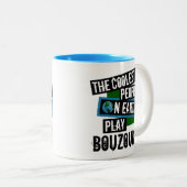 De koelste mensen op aarde spelen Bouzouki Tweekleurige Koffiemok (Voorkant rechts)