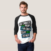 De Koelste Mensen op Aarde Spelen Citer T-shirt (Voorkant volledig)