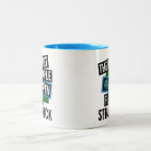 De koelste mensen op aarde spelen een stok tweekleurige koffiemok (Center)