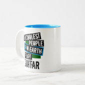 De koelste mensen op aarde spelen gitaar tweekleurige koffiemok (Voorkant links)