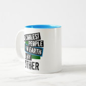 De koelste mensen op aarde spelen ofwel tweekleurige koffiemok (Voorkant links)