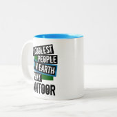 De koelste mensen op Aarde spelen Santor Tweekleurige Koffiemok (Voorkant links)