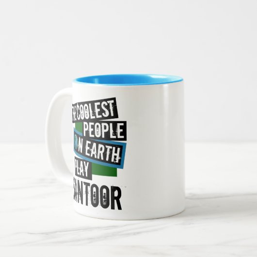 De koelste mensen op Aarde spelen Santor Tweekleurige Koffiemok (Voorkant links)