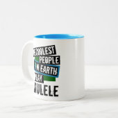 De koelste mensen op aarde spelen ukulele tweekleurige koffiemok (Voorkant links)