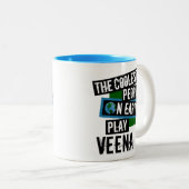 De koelste mensen op Aarde spelen Veena Tweekleurige Koffiemok (Voorkant rechts)