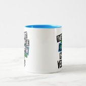 De koelste mensen op Aarde spelen Veena Tweekleurige Koffiemok (Center)