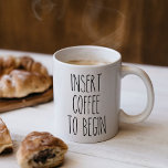 De Koffie van het tussenvoegsel om de Citaat van d Koffiemok<br><div class="desc">Begin je ochtend vrij met een kleine humor. Dit maakt deel uit van het collectie "voor de liefde van koffie".</div>
